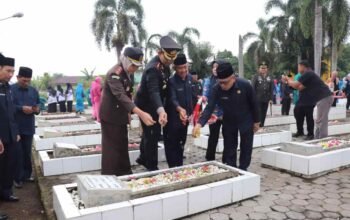 Kapolres Mura Tabur Bunga di TMP Bukit Sulap, Ajak Generasi Muda Teladani Semangat Pahlawan