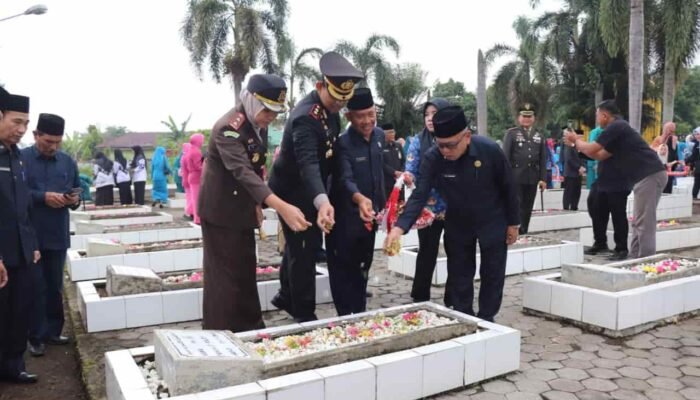 Kapolres Mura Tabur Bunga di TMP Bukit Sulap, Ajak Generasi Muda Teladani Semangat Pahlawan