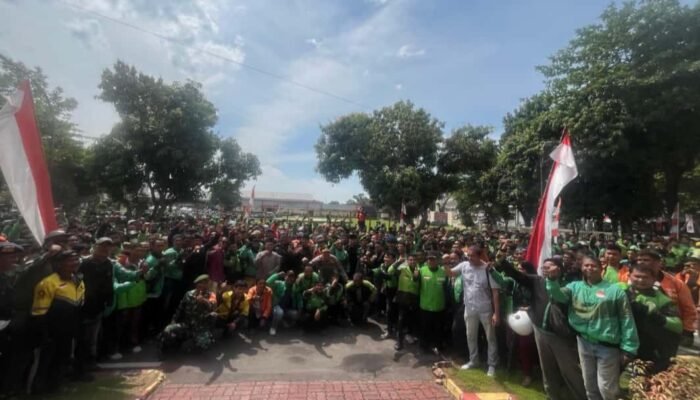 Brimob dan Ojol Sumut Gelar Doa Bersama, Bagikan 5 Ton Beras di Medan