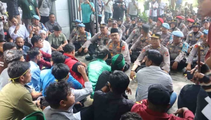 Unjuk Rasa 500 Mahasiswa di Langkat, Kapolres Turun Langsung Kawal hingga Doa Bersama
